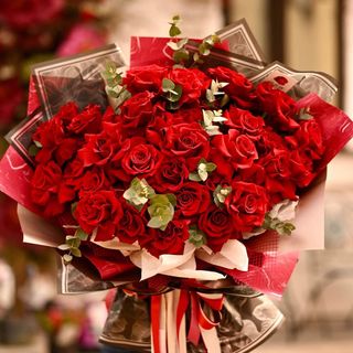 Buchet de flori mare cu 41 de trandafiri rosii si eucalipt