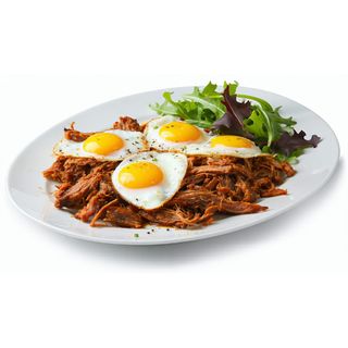 Huevos Rotos Con Pulled Pork Y Cebolla Caramelizada