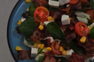 Salată cu bacon crocant