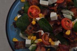 Salată cu bacon crocant