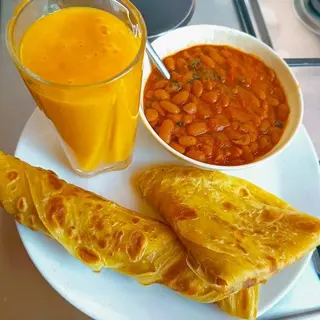 2 Chapatis +Beans( Maharagwe) Plain +Mango /Sugarcane Juice