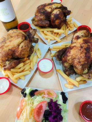 3 Pollo A L'Ast Entero Con Ensalada Hawaiana Y Croquetas De Pollo