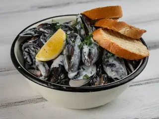 Мідії чилі з вершковим соусом та хрустким багетом (500/45g)