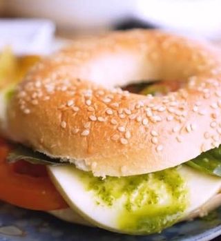 Bagel De Tomate Y Mozzarella Con Pesto