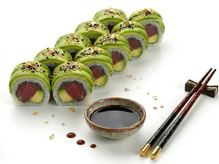 Uramaki z Tuńczykiem i Awokado 10 szt (330g)