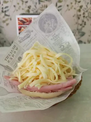 Arepa Asada Tradicional Con Jamón Y Queso