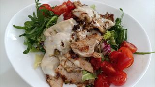 Insalata di pollo e formaggio