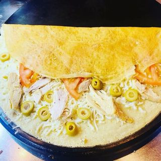 Crepe De Queso, Aceitunas, Pollo Y Tomate