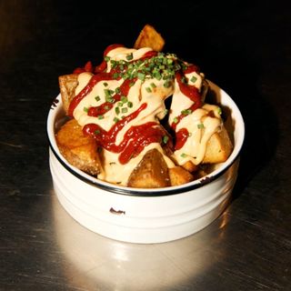 Patatas Bravas con All-i-oli de Michelada