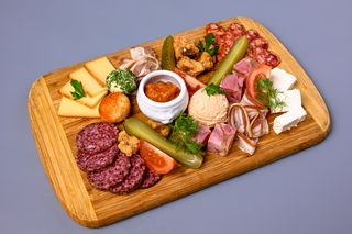 Platou de mezeluri și brânzeturi 440gr