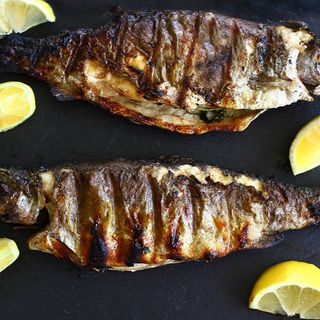 Păstrăv la grătar cu mămăliguță