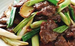 125. Manzo saltato con erba cipollina