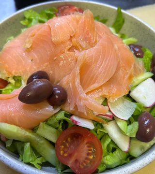 Зелена салата с маринована сьомга