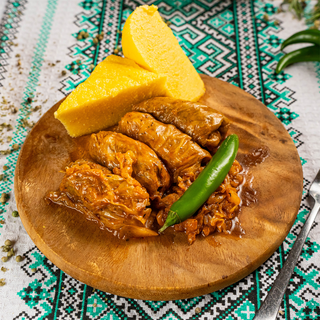 Sarmale în foi de varză cu mămăliga și ardei iute