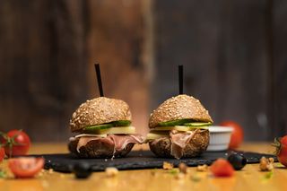 Кето бургер с прошуто и кашкавал (200г)