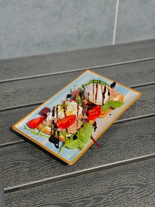 Яйця пашот з тунцем 