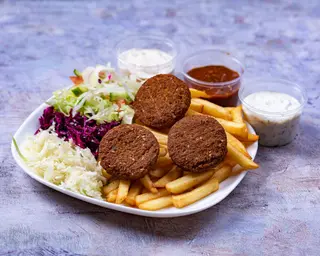 Falafel na talerzu