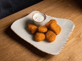 Нагетси зі сметанно-часниковим соусом (160/50g)