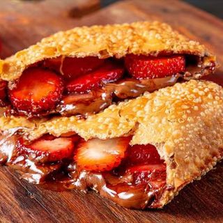 Pastel Brigadeiro com fruta morango