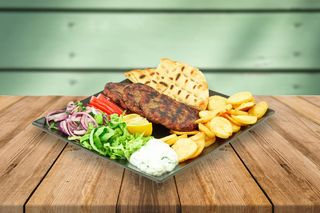 Bifteki grecesc la farfurie