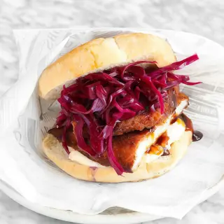 Sando (bocadillo japonés) de pollo rebozado teriyaki チキンテリヤキサンド