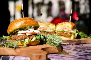 Sexy Mediteranka burger s krumpirićima od batata