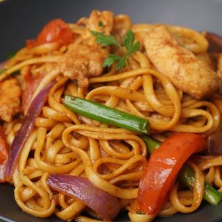 Tallarines Salteados de pollo