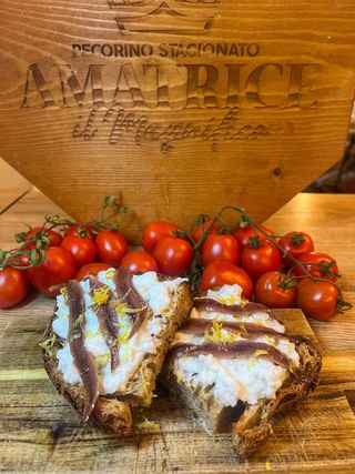 Crostone con alice del Cantabrico stracciatella e scorza di limone