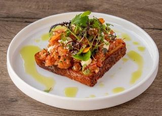 Tatar z Łososia podany na maślanej grzańce z mayo ziołowym oraz świeżymi ziołami