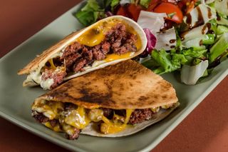 Quesadilla con carne & salata