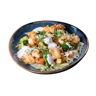 Mix de salată verde, rădăcinoase coapte și Crispy