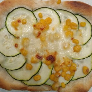 Pizzetta bianca mozzarella con zucchine e mais