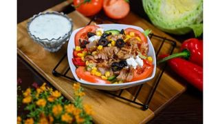 Salată cu brânză feta și pui