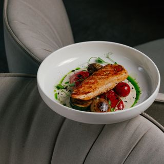 Курячий стейк з овочами гриль та соусом Дор Блю