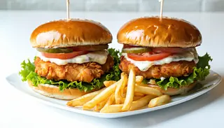 2x Chicken burger cu cartofi prajiti