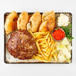 Gurmanska pljeskavica sa kolutićima krumpira