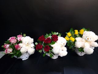 Aranjament In Cos 5 Trandafiri Mix Cu Ursulet Plus