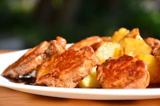 Свински медальони с печени картофи и печен сос (400г)