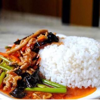 Arroz Blanco Con Ternera En Salsa