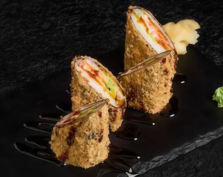 Гарячий рол сендвіч з лососем і авокадо (220г)