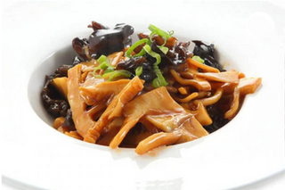 Bambù e funghi saltati