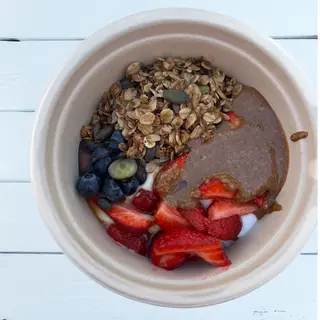Yogur con fresas, arándanos, granola, crema de avellana y sirope de agave