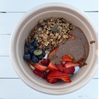 Yogur con fresas, arándanos, granola, crema de avellana y sirope de agave