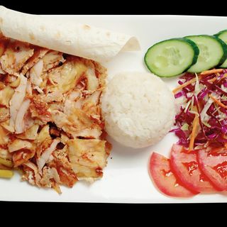 Донер на тарелке куриный