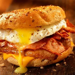 Bocadillo XL de beicon con queso y huevos fritos