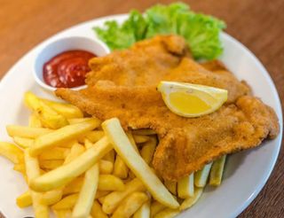 Filete de pollo empanado con patatas 