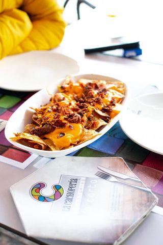 Nachos con queso cheddar y jamón crujiente
