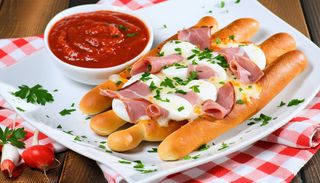 Baghete cu mozzarella si sunca