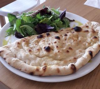 Calzone con prosciutto e mozzarella