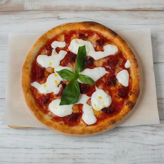 Pizza de burrata, tomate y nduja (sobrasada italiana picante)